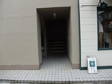 05　入口から階段で３階へ
